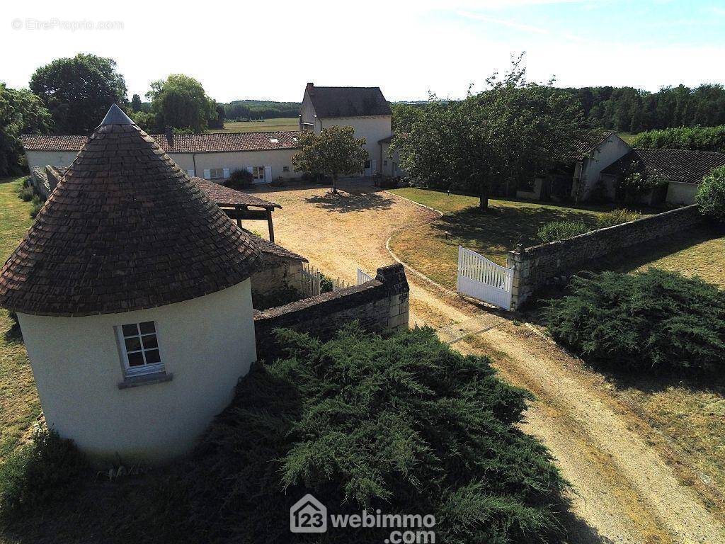 Proche du pigeonnier, entrée par un portail électrique sur la cour fermée. - Maison à ORCHES