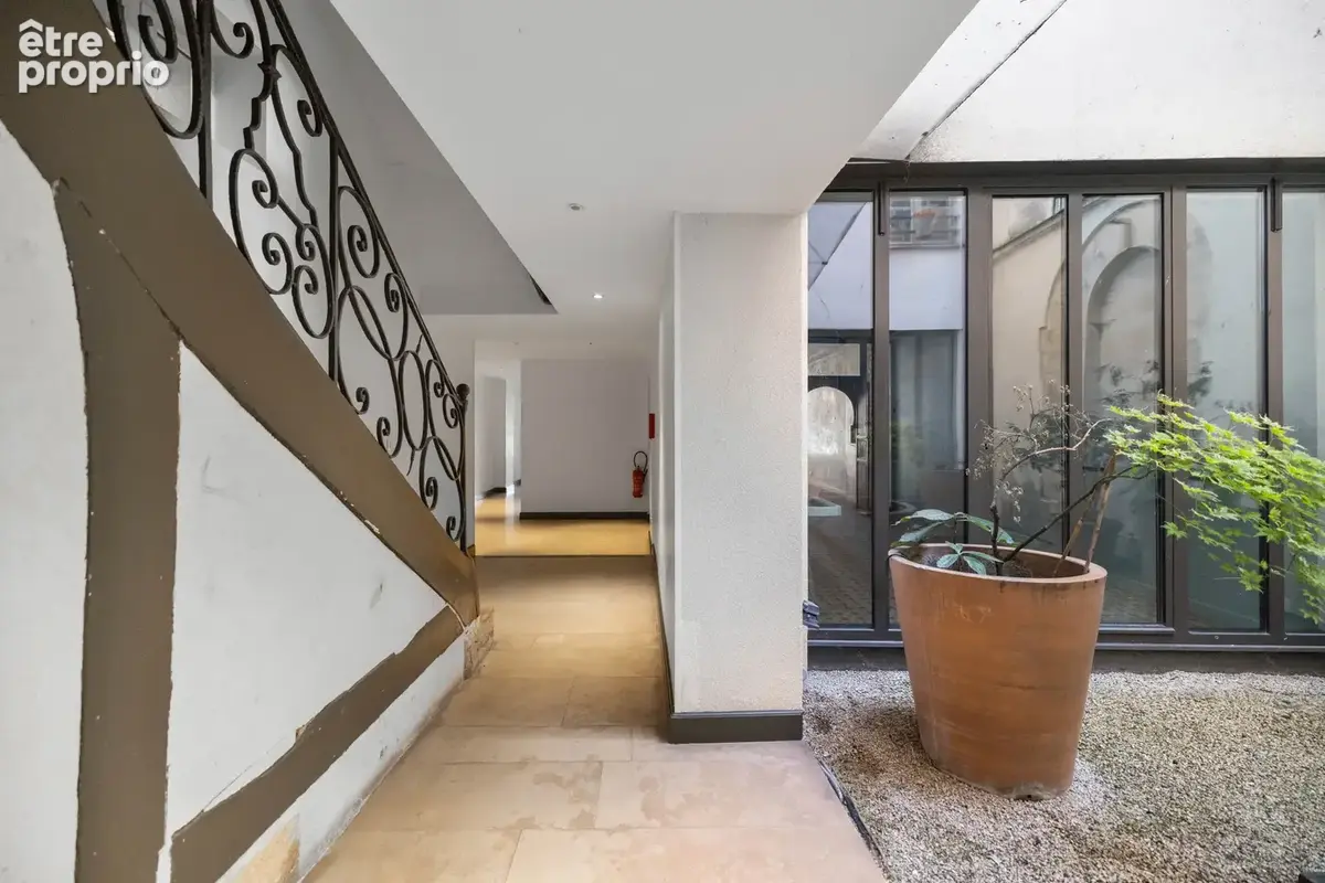 Superbe pied à terre avec terrasse à Paris 2ème ! - photo 7
