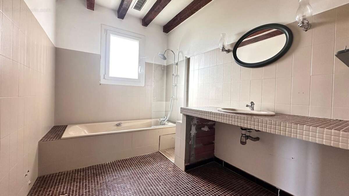 salle de bain - bath room to renovat - Maison à FAUX
