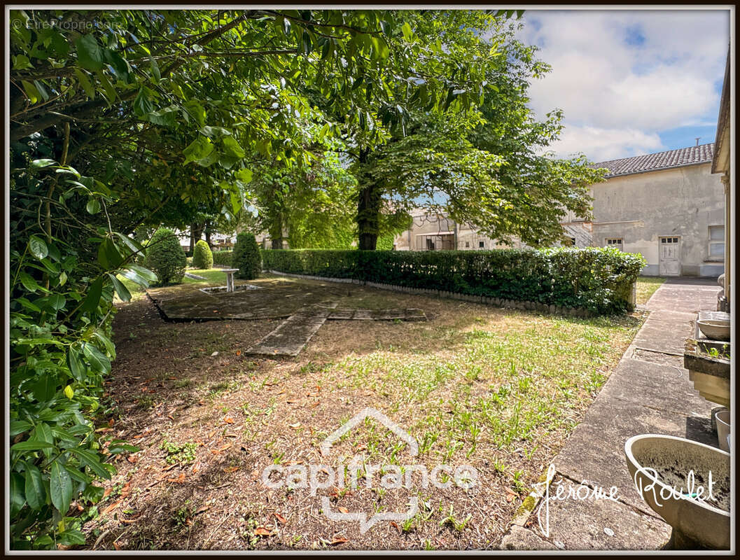 Hyper centre Neuville-de-Poitou – Maison de caractère 305 m² – Jardin, garages et fort potentiel - photo 7