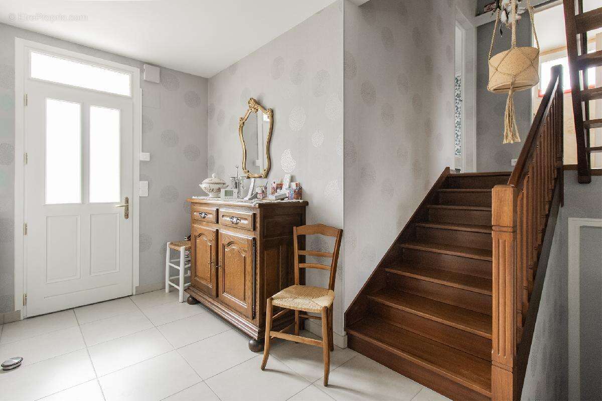 Quartier recherché - 500 m de la place du marché - Maison familiale de 140 m² - 4 chambres - Bureau - En impasse - Fort potentie - photo 2