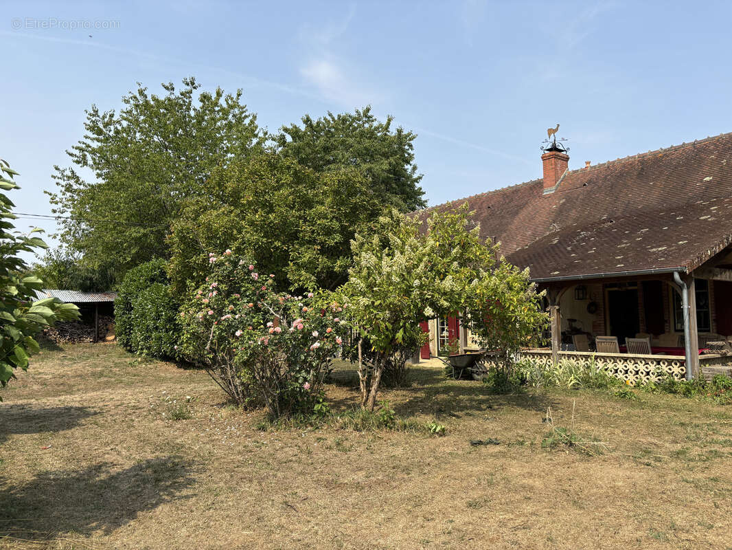 Maison à SAINT-DENIS-DE-JOUHET