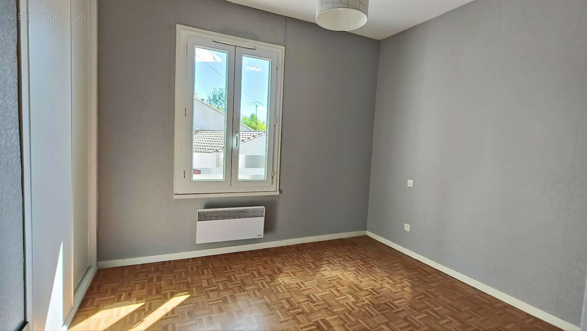 Maison à SAINT-SEURIN-DE-CURSAC