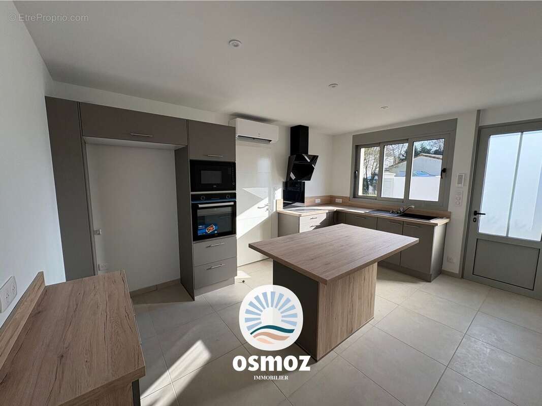 Maison à SAINT-LAURENT-DE-LA-PREE