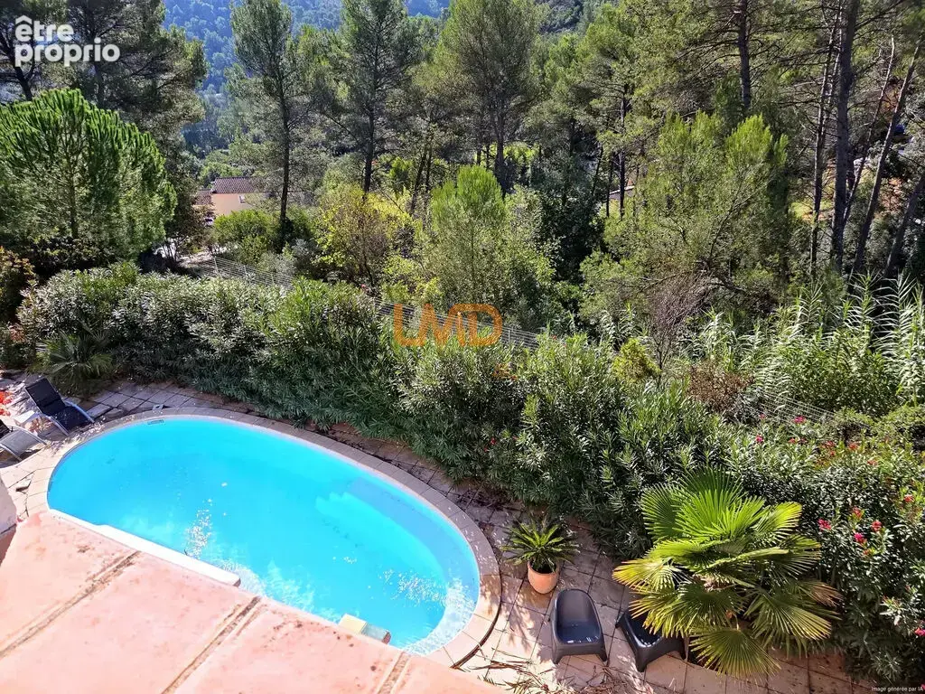 Propriété avec piscine et espace boisé - photo 13