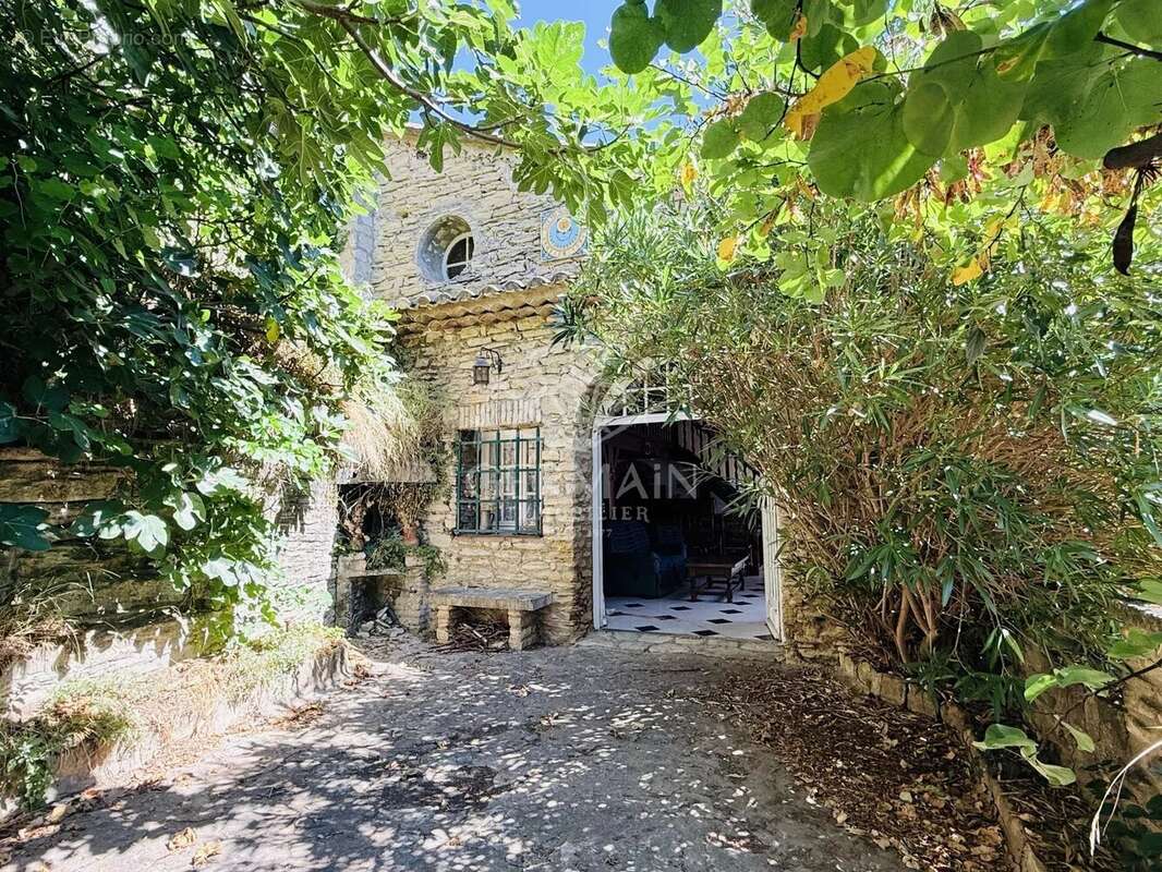 Saumane-de-Vaucluse, en exclusivité, maison de village en pierre de 104 m² avec jardin clos. - photo 15