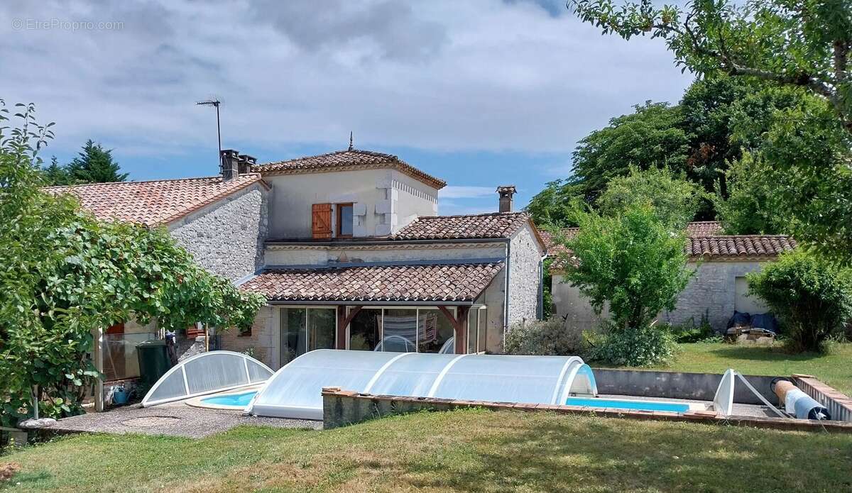 Maison à DOUZAINS
