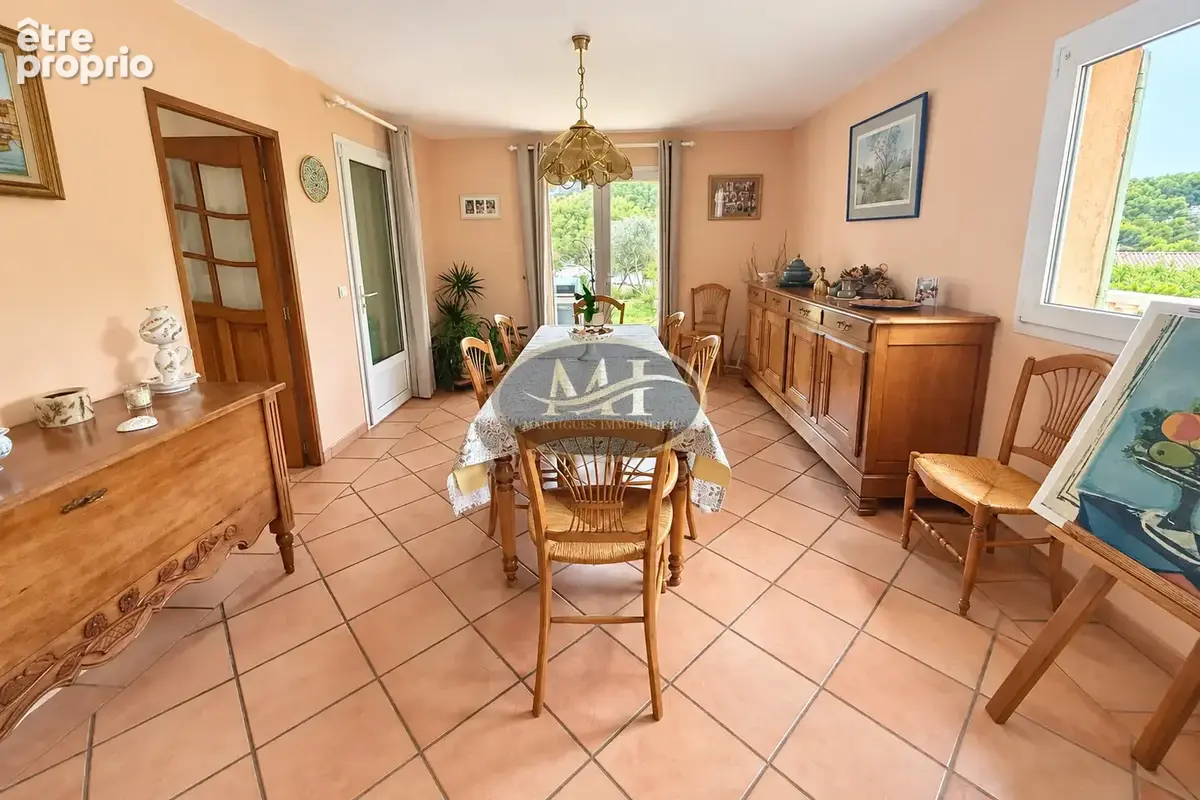 Maison familiale 151 m2   Terrain arboré de 945 m2   Grande piscine à débordement   Martigues Jonquières - photo 6