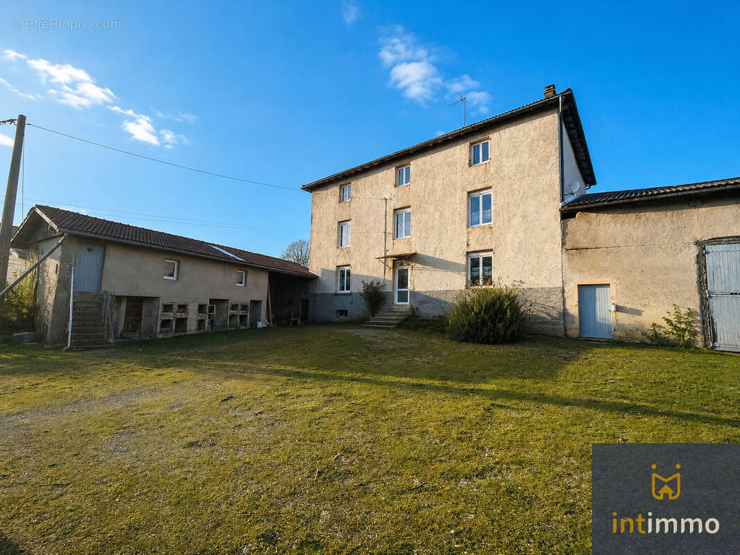 Propriété de caractère avec dépendances, piscine et près de 2,8 hectares de terrain - photo 17