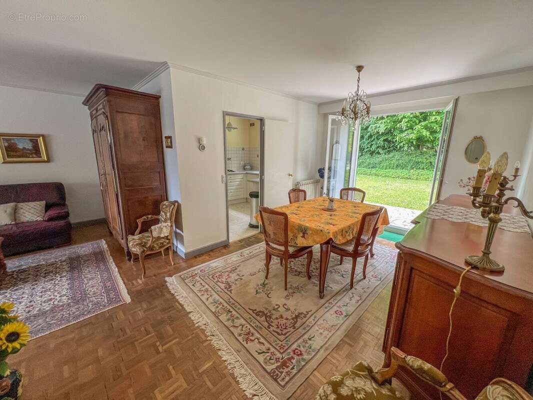 Maison à LE MESNIL-SAINT-DENIS