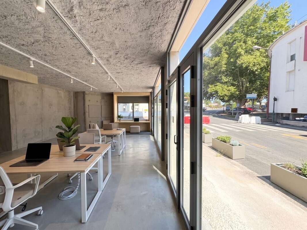 Commerce 110 m² à Saint-Medard-En-Jalles  - photo 2