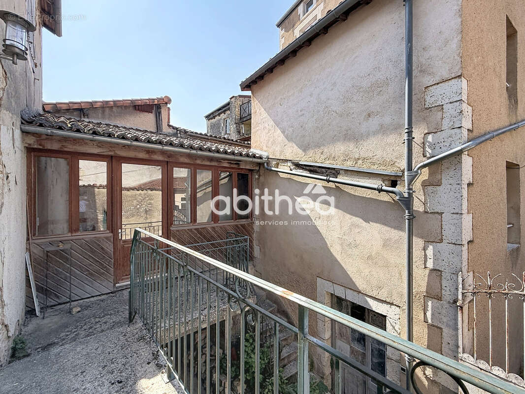 Ruffec Maison de ville 178 m2 3 chambres - photo 3