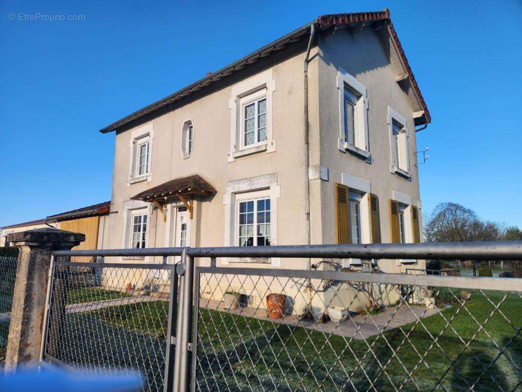 Maison à MEZIERES-SUR-ISSOIRE