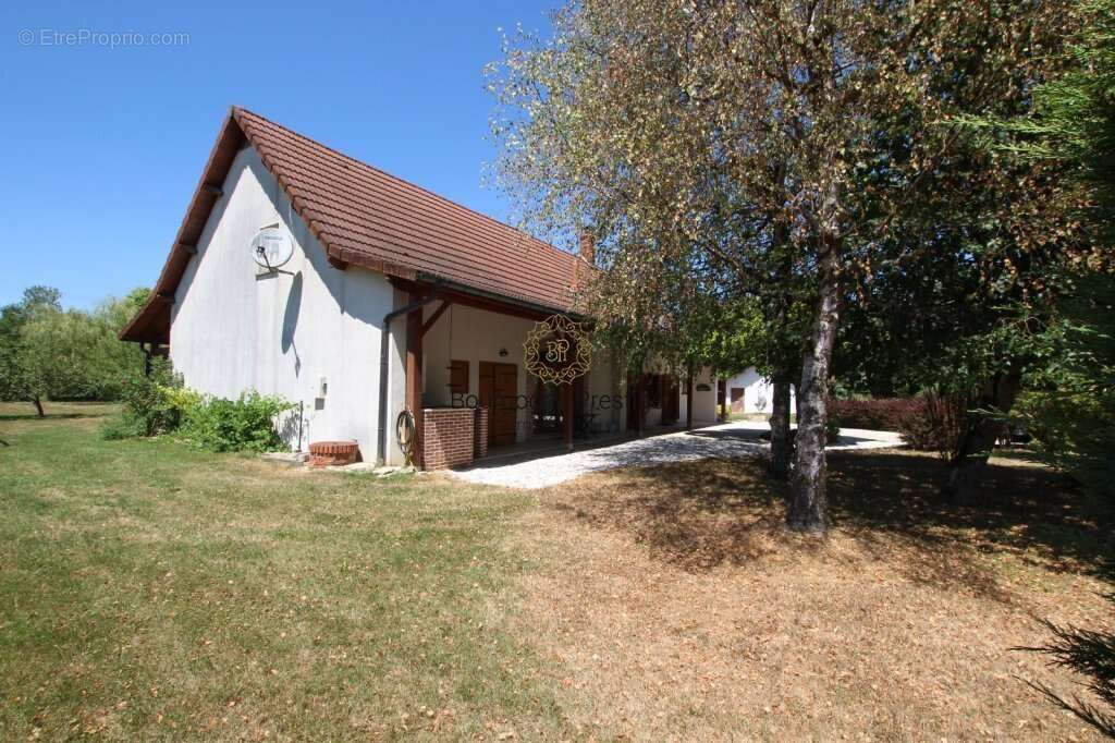 Belle longere des annees 1950 de 174 m² avec dependances, terrain de 3794 m² et mare - photo 4