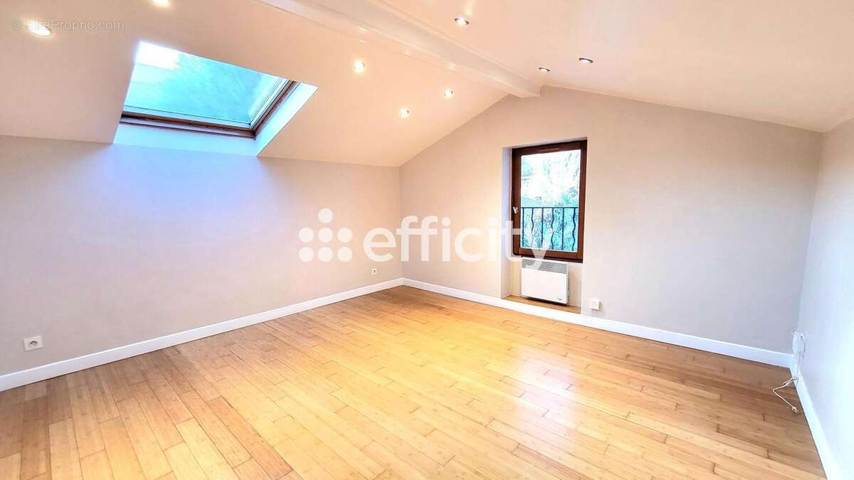 Maison à COLLONGES-AU-MONT-D'OR