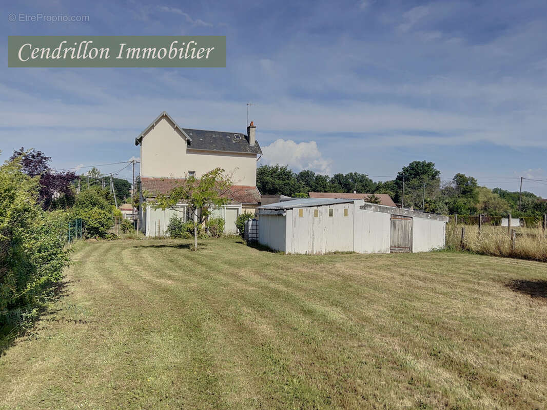 Charmante maison indépendante sur une parcelle de 1203 m2 Venez découvrir cette belle maison indépendante offr - photo 2
