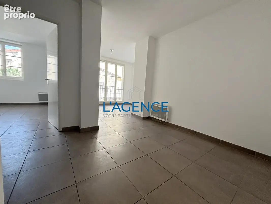 Appartement T2 de 47 m2 en étage avec ascenseur et terrasse au centre ville de Hyères - photo 2