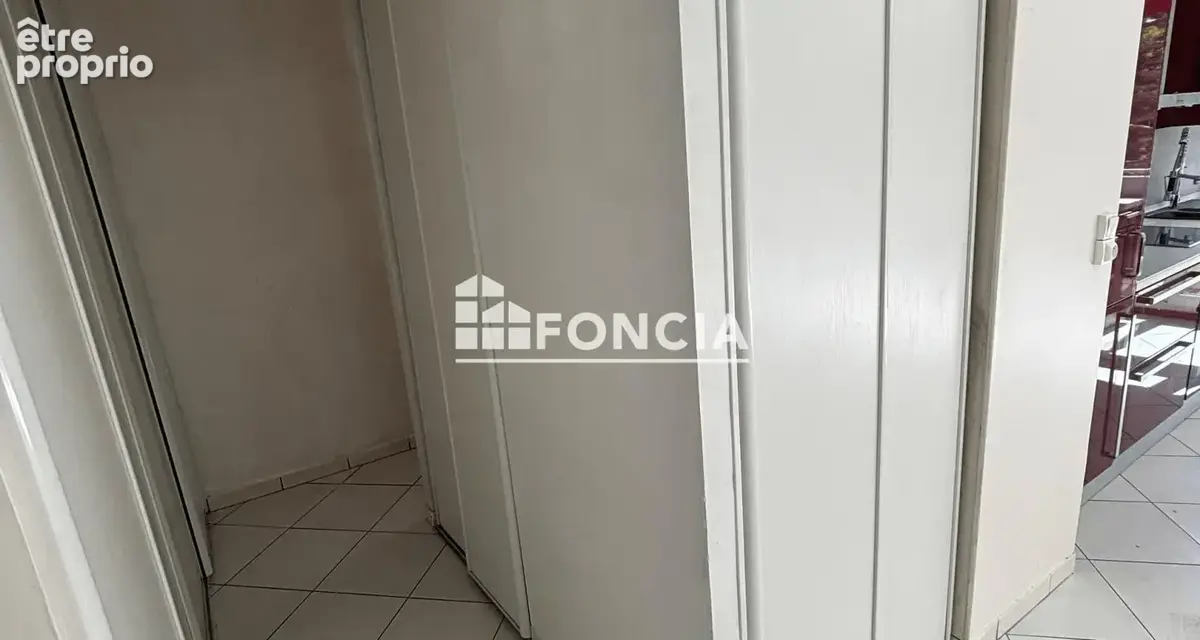 3 pièces au premier étage sans ascenseur avec grand balcon filant, parking extérieur et cave, dans résidence arborée, sécurisée - photo 10