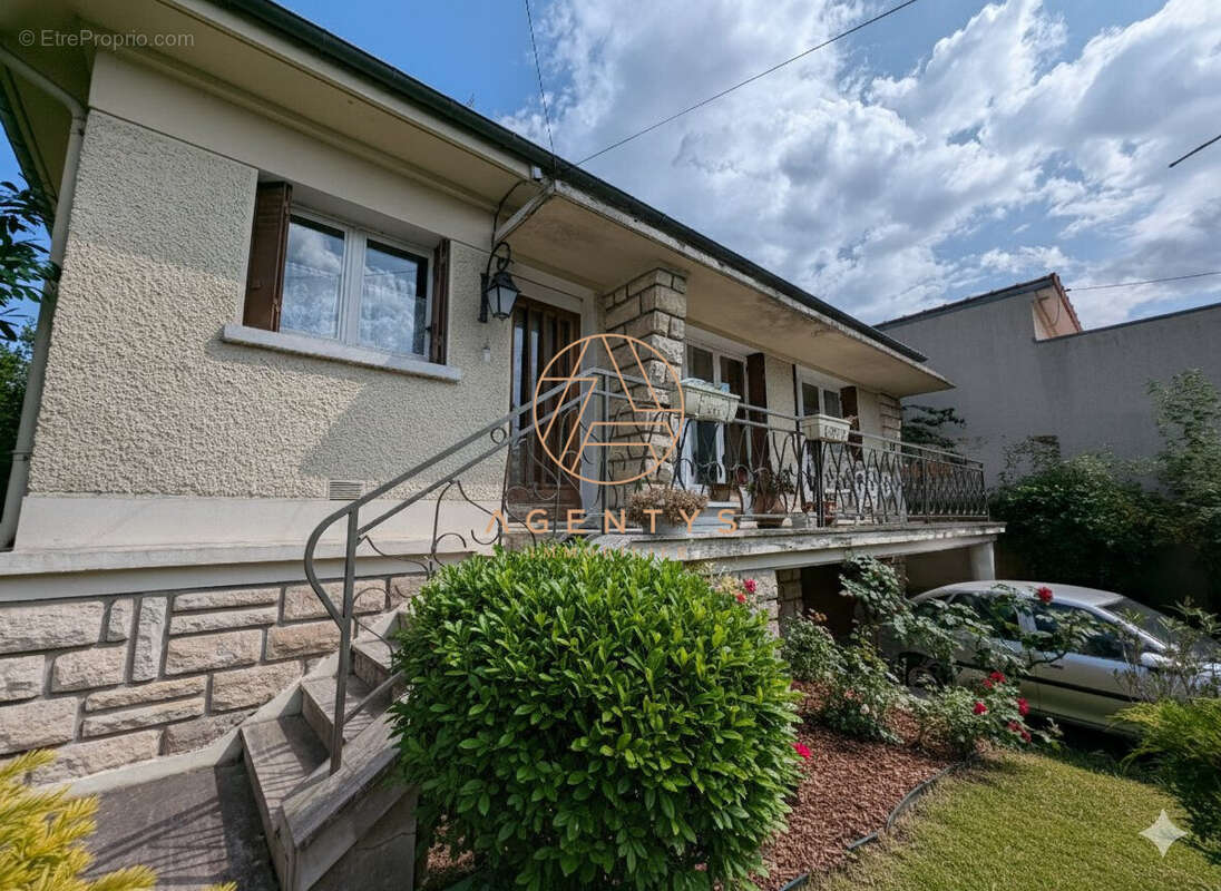 Maison à SAINT-MAUR-DES-FOSSES