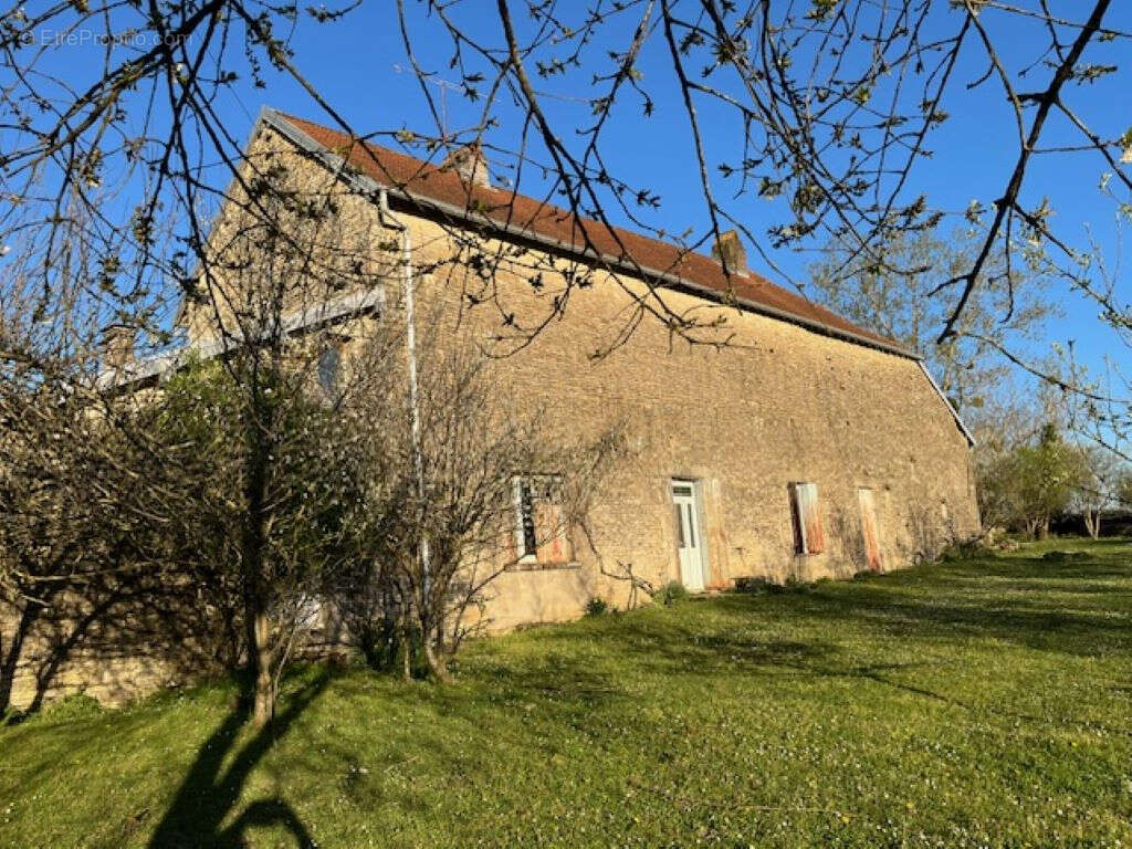 Maison à VAUCONCOURT-NERVEZAIN