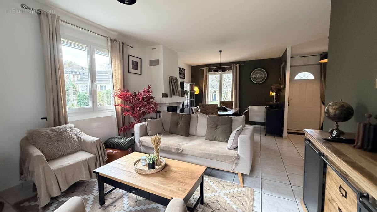 Maison à VIC-SUR-CERE