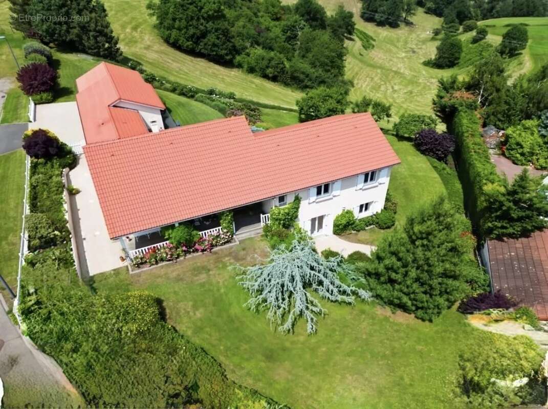 Maison à SAINT-GENEST-LERPT