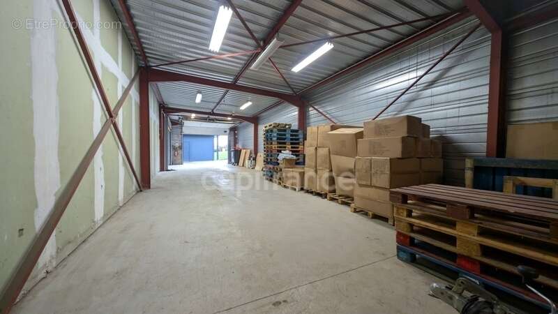 À vendre – Local d’activité/entrepôt 1460m2- Terrain 5738m2 - Proche RN12 - photo 7