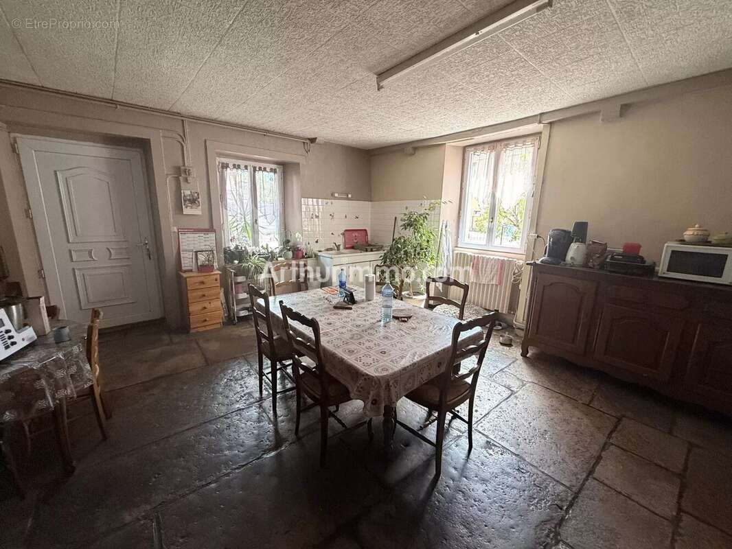  Maison de village avec jardin intimiste, dépendances de plus de 150 m² et fort potentiel d'aménagement - photo 3