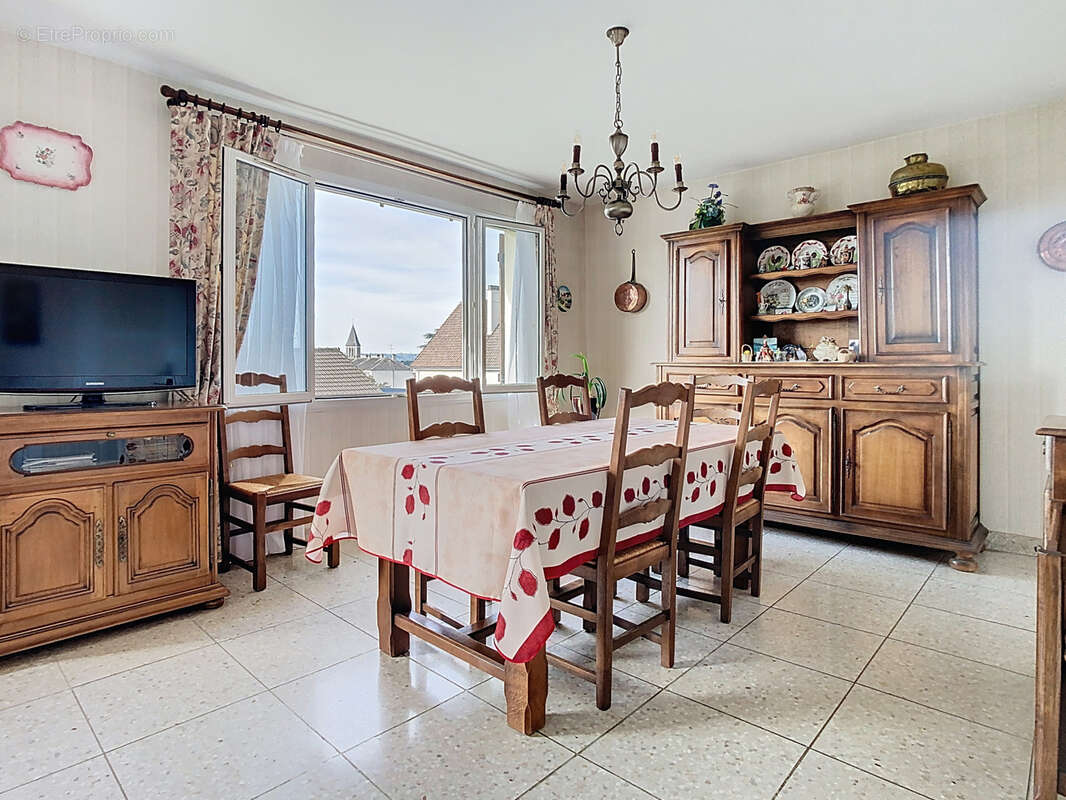 Maison à CONDE-SUR-VIRE