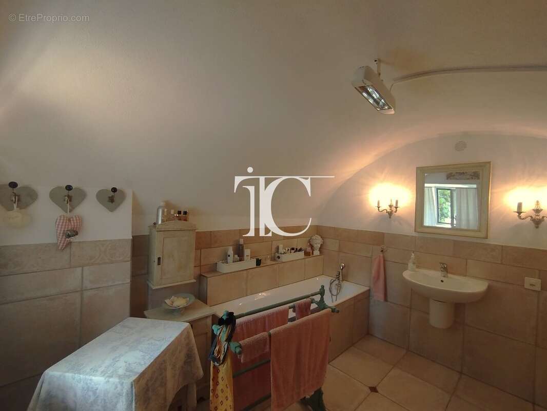 Exclusivité  authentique maison de hameau en pierre avec deux jardins attenants * car port * 10 minuters des commodites * - photo 10