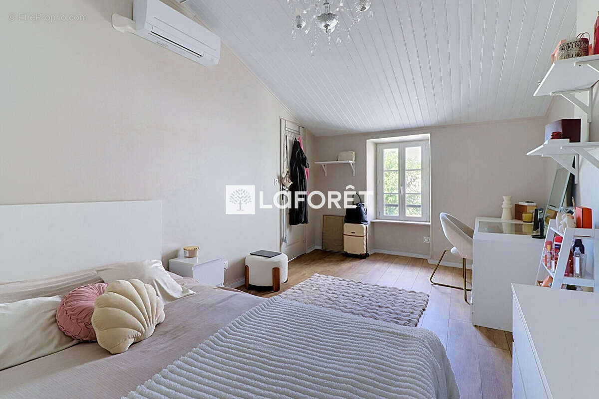 Maison de Bourg en pierre La Jarrie 5 pièces 112 m² - photo 9