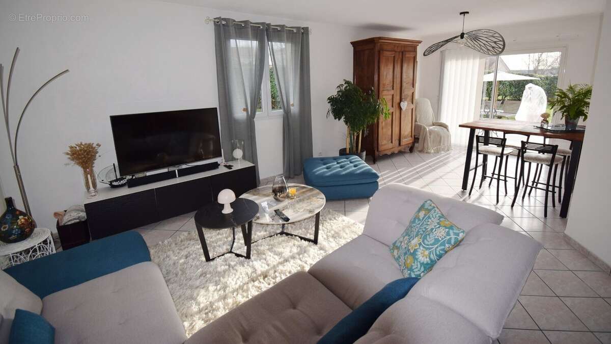 Maison à CREUZIER-LE-VIEUX