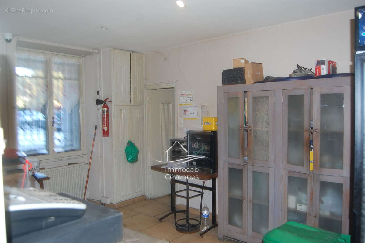 Commerce à LES SALLES-DU-GARDON