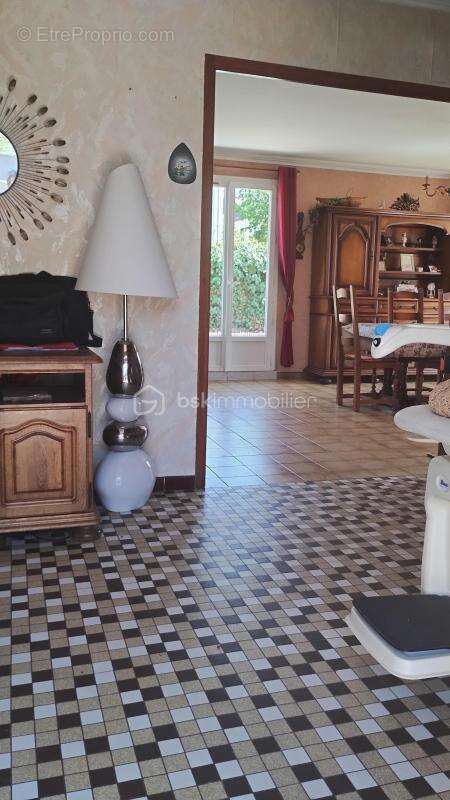 Maison de 110 m² à Nazelles-Négron - photo 2