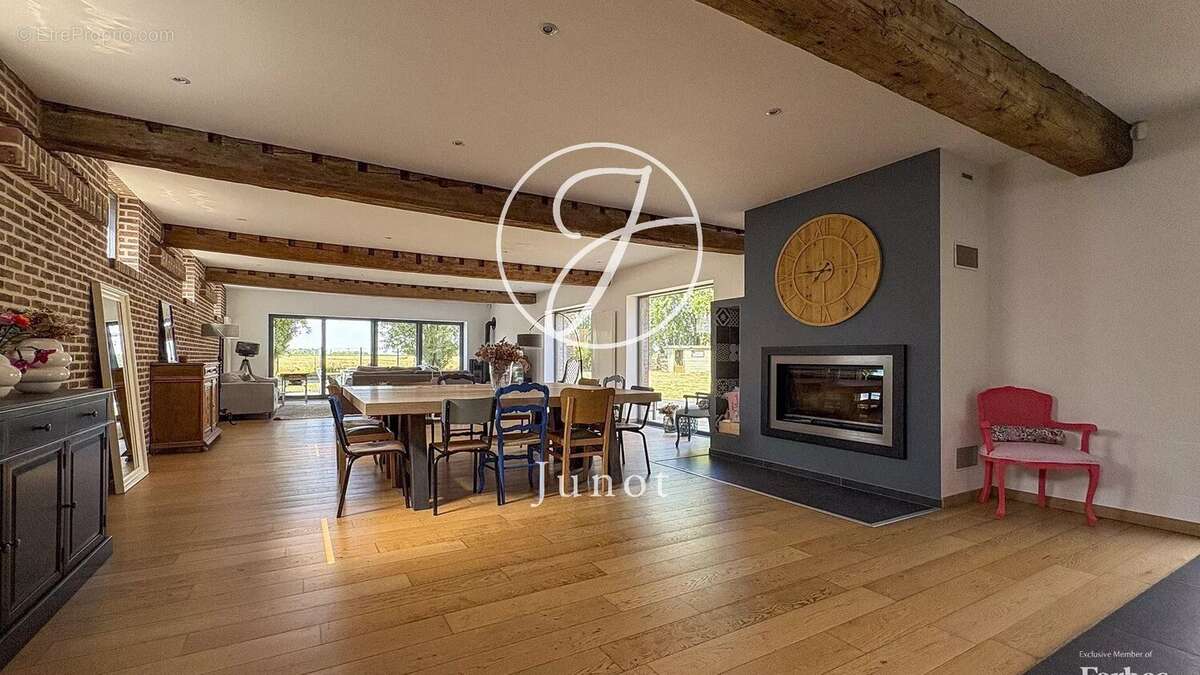 Sailly-lez-lannoy - Ferme rénovée à vendre - 10 pièces - 334m² et 180m² de dépendance - 7 chambres - Piscine - Garage - photo 2