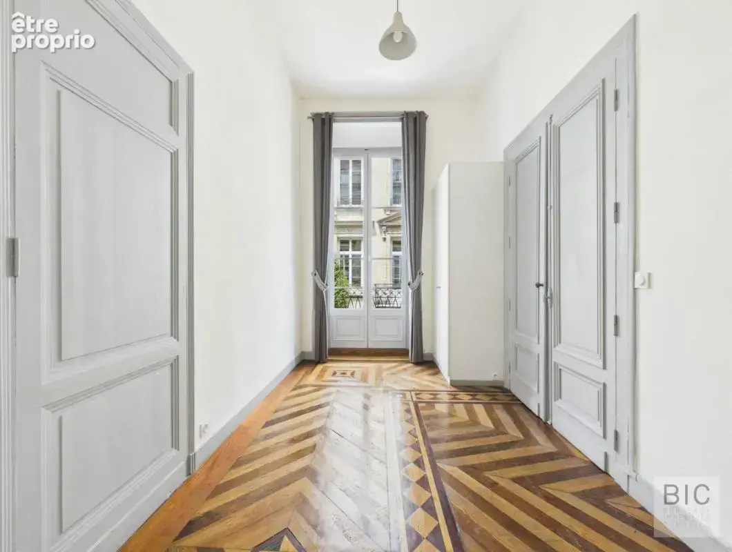 A vendre beau T3 avec balcons et cave - photo 2
