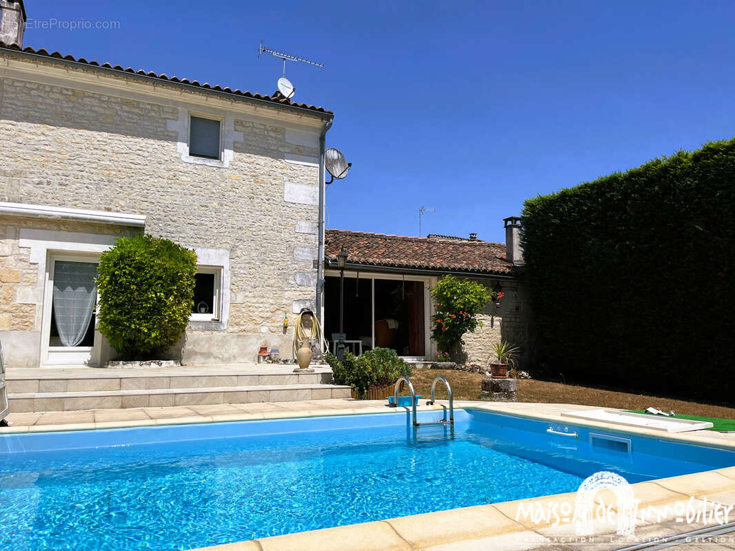 A vendre entre cognac et angouleme - ensemble immobilier  - 9 pieces - 353m2 - piscine - photo 3