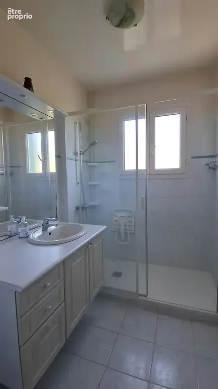 Située à proximité des commodités, maison en rez de chaussée surélevée de 133 m2 habitables sur beau terrain d - photo 14