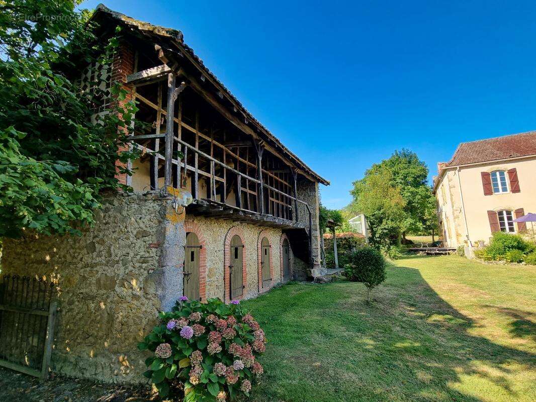 Maison à LADEVEZE-RIVIERE