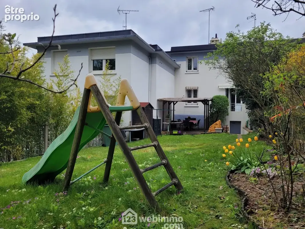 Vue de la maison depuis l'arrière du jardin