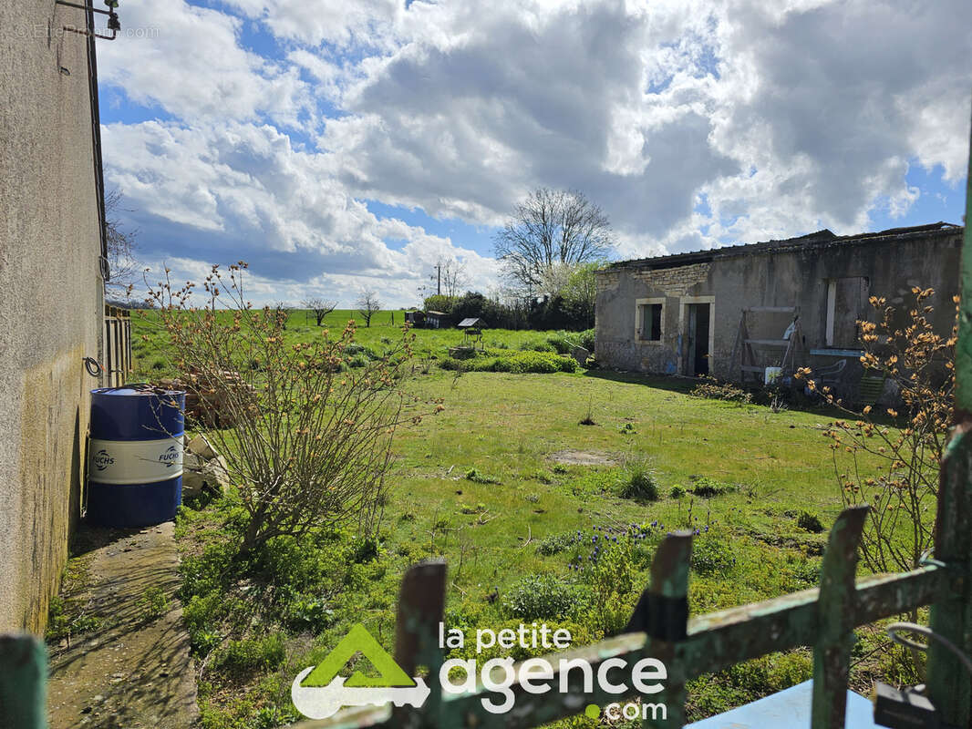 SAINT DENIS DE PALIN : Maison à terminer de rénover sur terrain d'une superficie de 1399 m2 environ. - photo 2