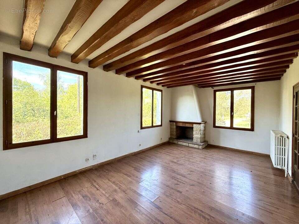 Beaux volumes et terrain de plus de 3000m² à - photo 2