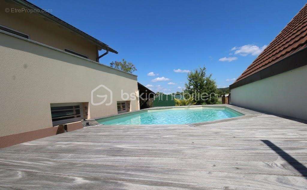 VILLAGE-NEUF – MAISON INDIVIDUELLE 213 m² – 213 m² habitables • Piscine • Photovoltaïque • Pompe à chaleur • À 2 min de la Suiss - photo 12