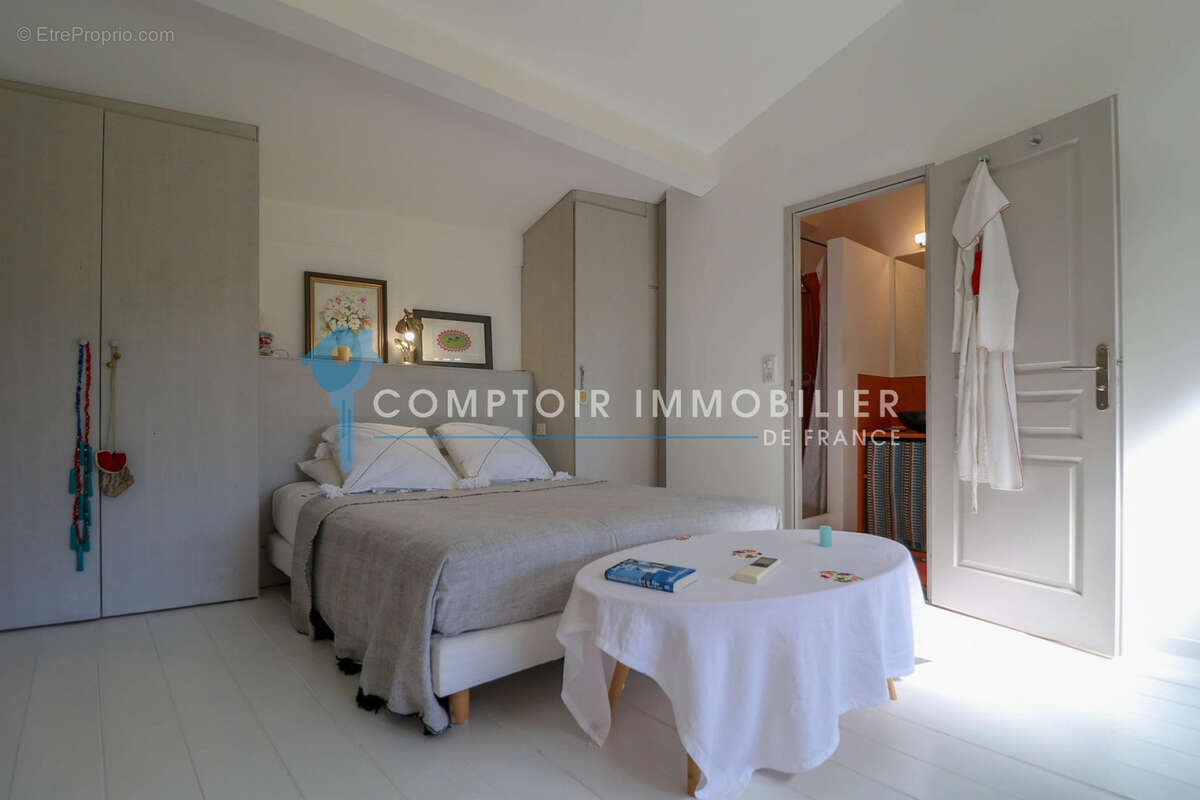 UZES CENTRE PIETON : Maison de ville style loft avec terrasse - photo 8