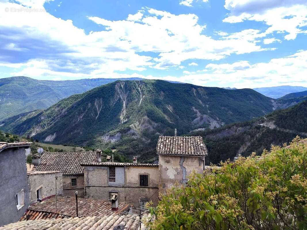 Appartement à LA CROIX-SUR-ROUDOULE