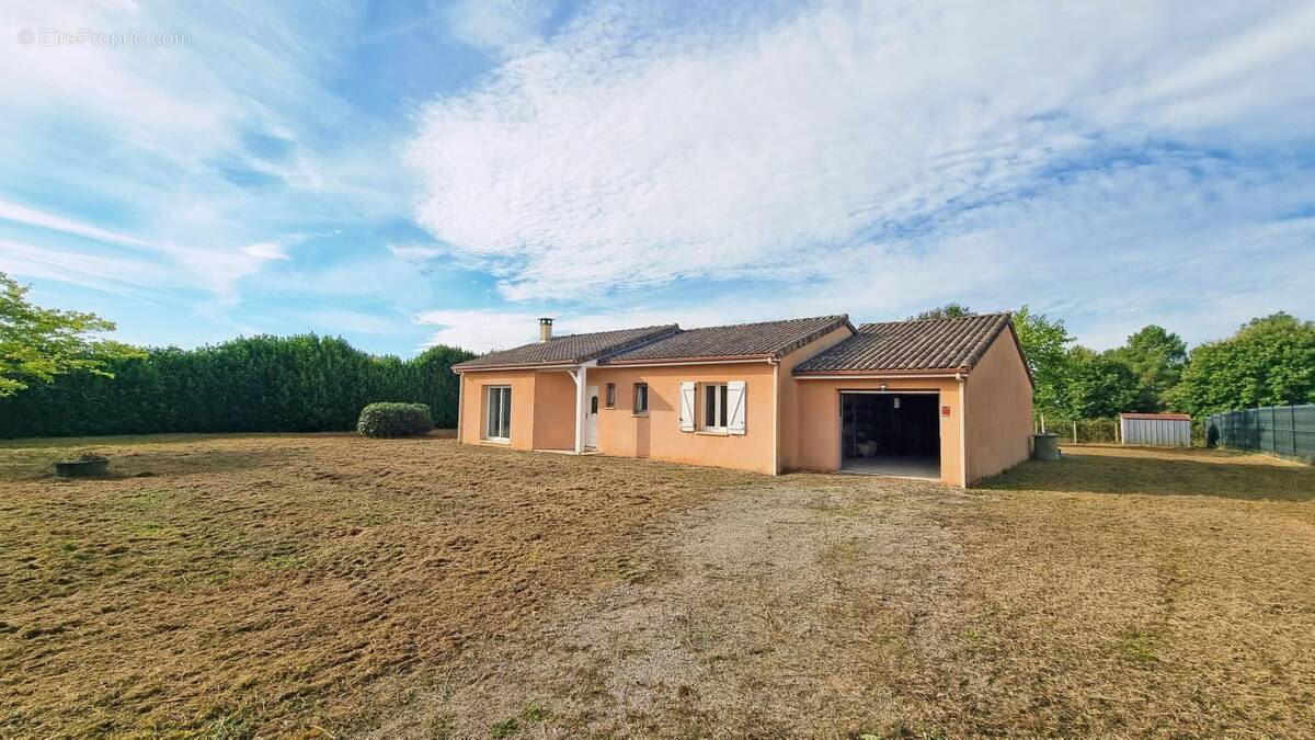 Maison à MANZAC-SUR-VERN