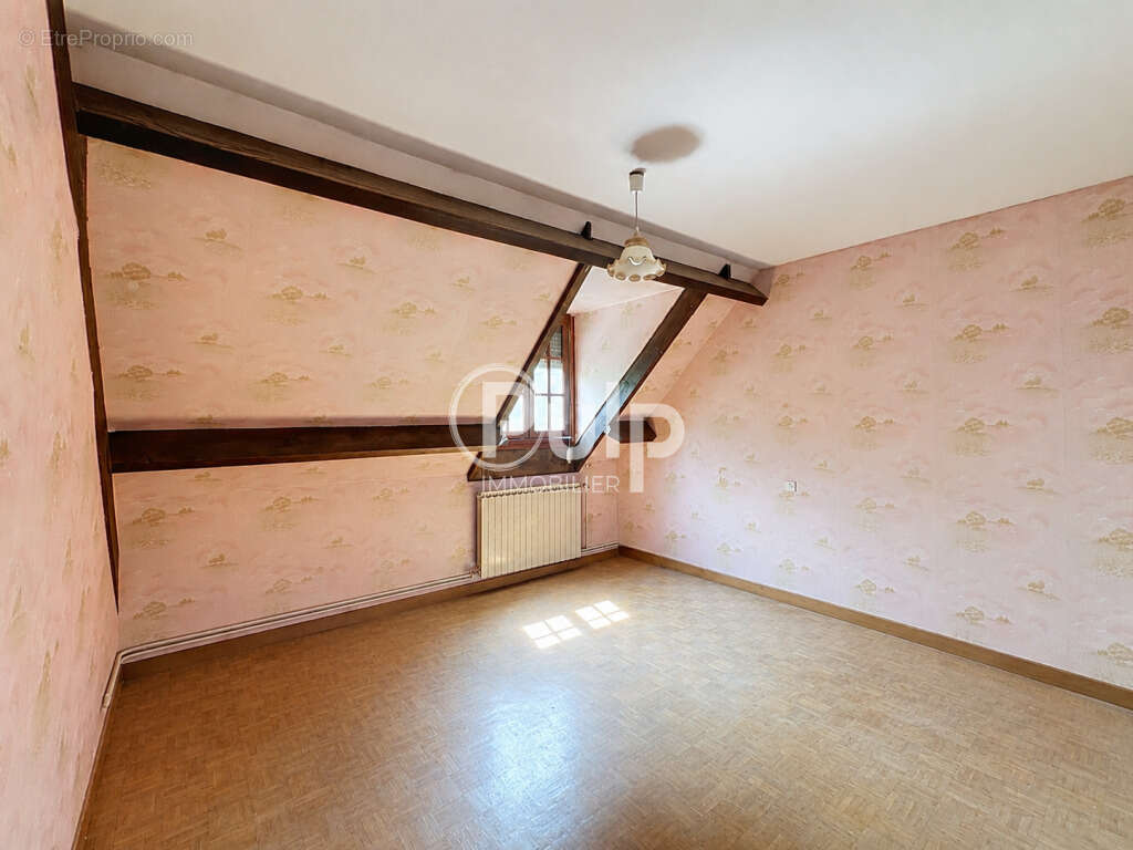 Grande maison familiale de 160 m² avec 6 chambres, terrain de 2 600 m² et sous-sol complet - photo 16