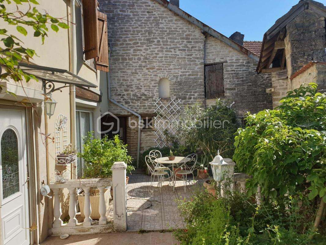 Maison à LATRECEY-ORMOY-SUR-AUBE