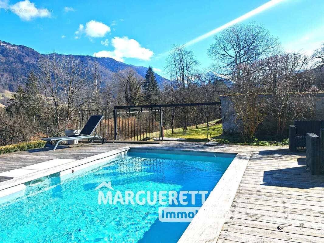 Maison à LA RIVIERE-ENVERSE