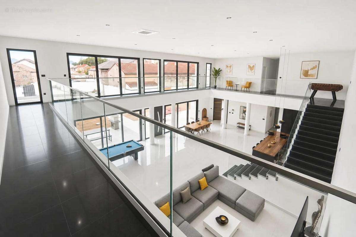 Villa unique avec piscine intérieure et porte historique - photo 4